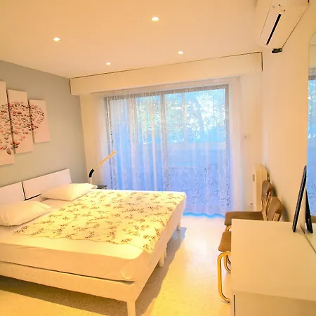 Apartment Croisette 79 *